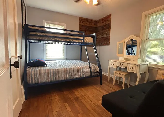 Blue Birdhouse - Indiana Dunes - Pet Friendly