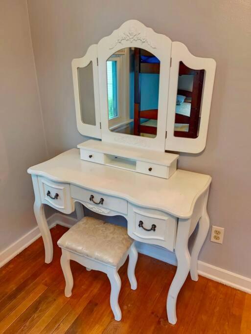 Blue Birdhouse - Indiana Dunes - Pet Friendly Chesterton