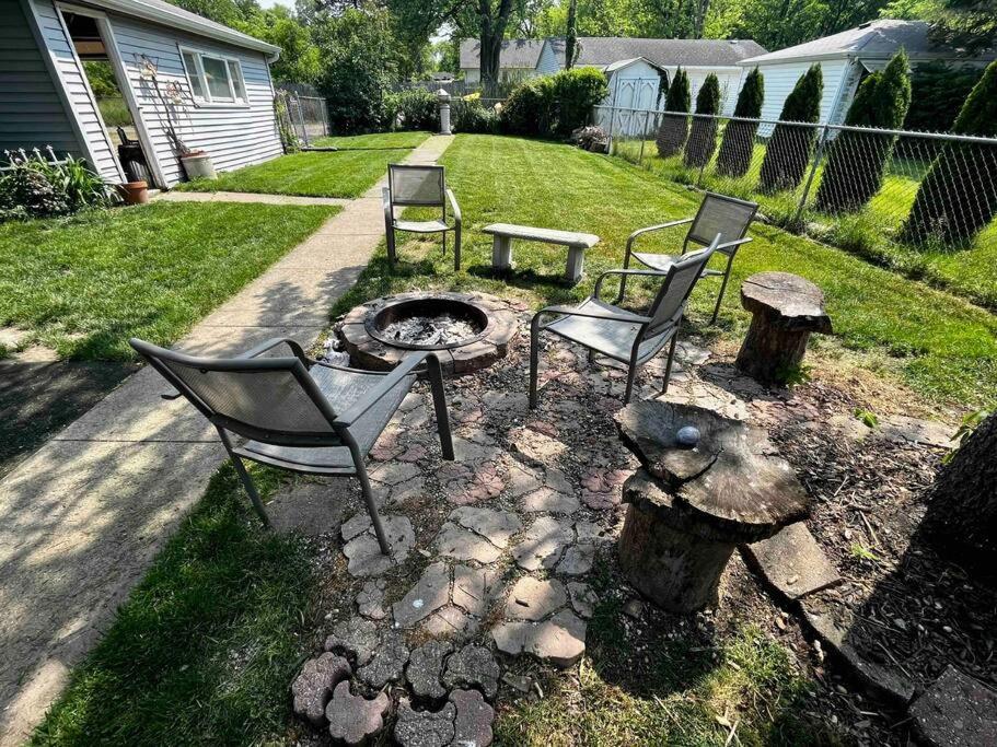 Blue Birdhouse - Indiana Dunes - Pet Friendly * Chesterton