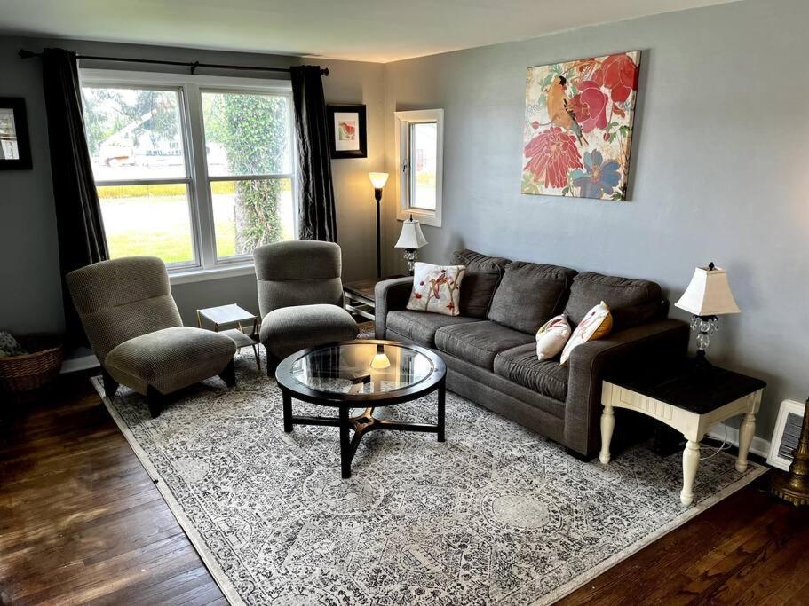 Blue Birdhouse - Indiana Dunes - Pet Friendly Chesterton